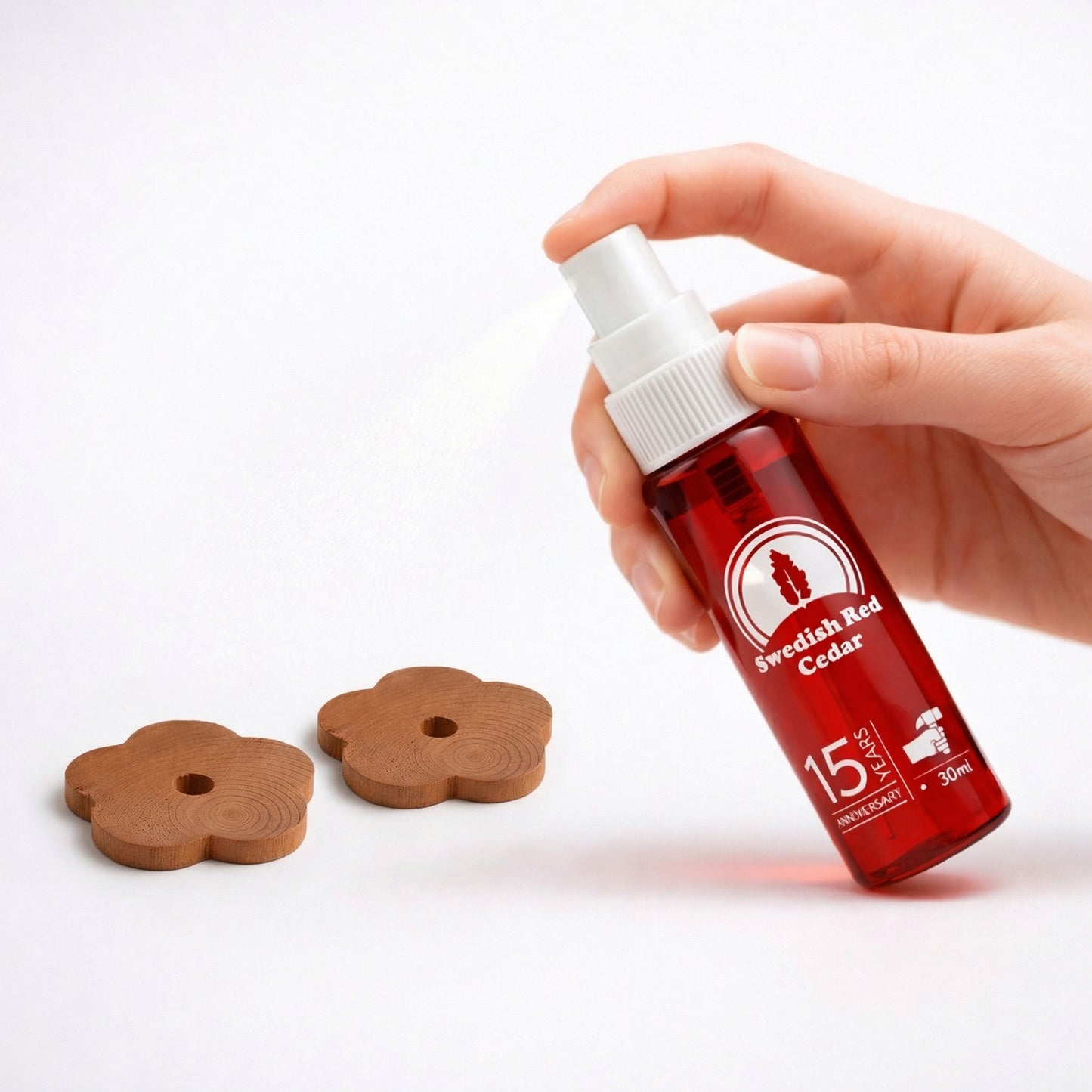 Refreshing thin cedarwood flowers with Swedish red cedar oil spray
