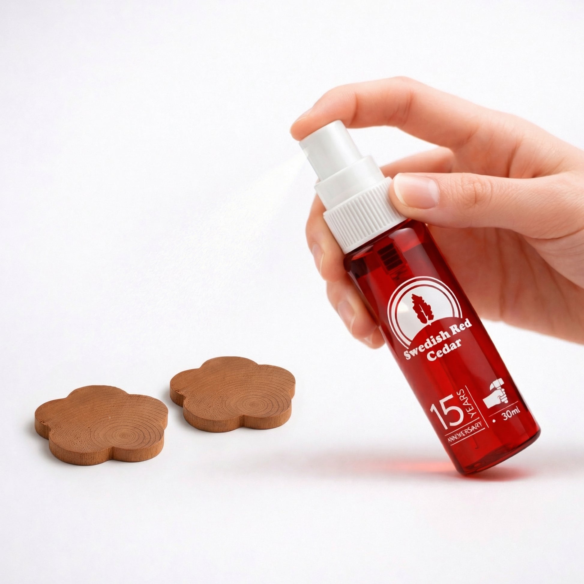 Refreshing thin cedarwood flowers without holes with Swedish red cedar oil spray
